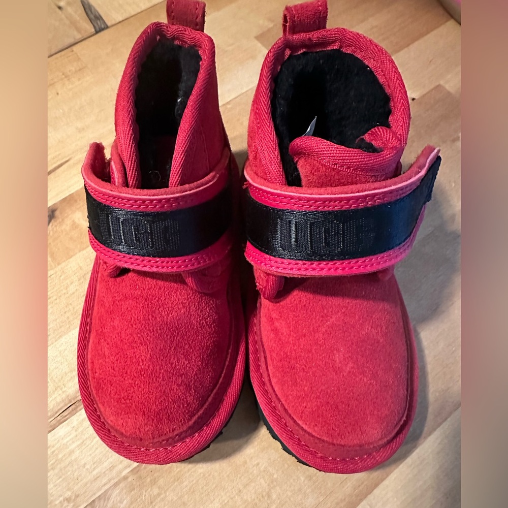 UGG PLUSH NEW Chukka Boot Samba Red
Never worn !!!!!